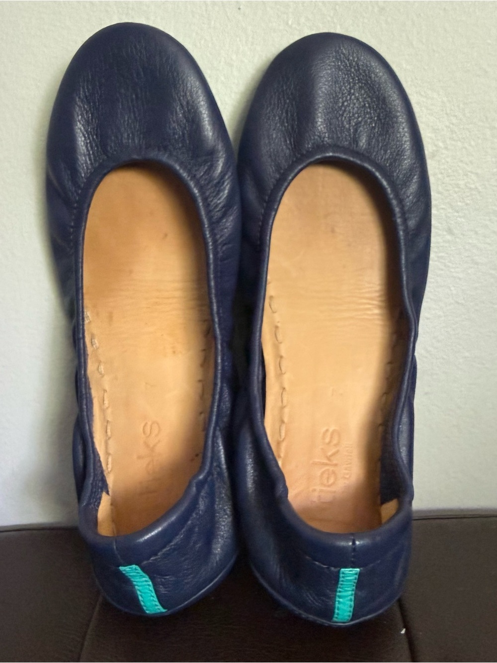 Tieks Women’s 7 Flats Navy Blue Ballet Flats with Teal Sole - Picture 6 of 8